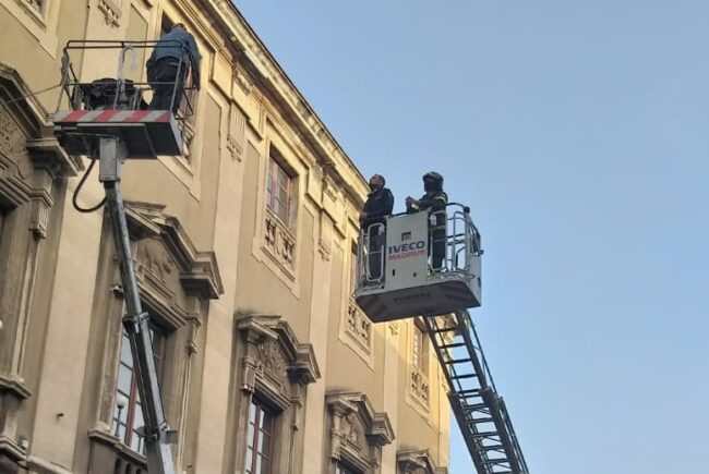 Catania, domenica di terrore in piazza Duomo: “Fatemi parlare col sindaco o mi suicido”
