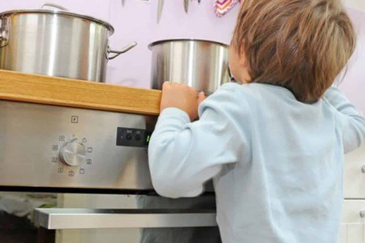 Dramma in casa, quartiere in apprensione: bimbo di 5 anni si rovescia acqua bollente addosso, è grave