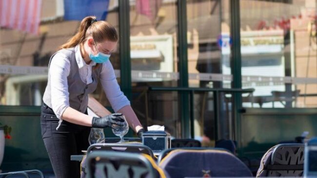 Covid, dall’1 giugno riaprono i ristoranti al chiuso ma è d’obbligo l’uso delle mascherine: boom di polemiche