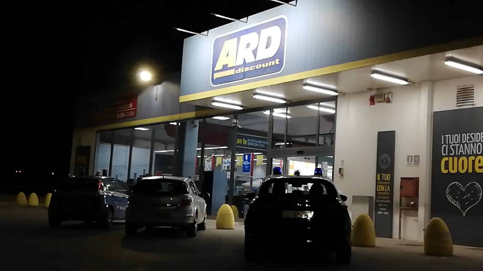 Shock nel parcheggio del supermercato Ard, ritrovato 30enne privo di vita: morto da 4 giorni, probabile omicidio