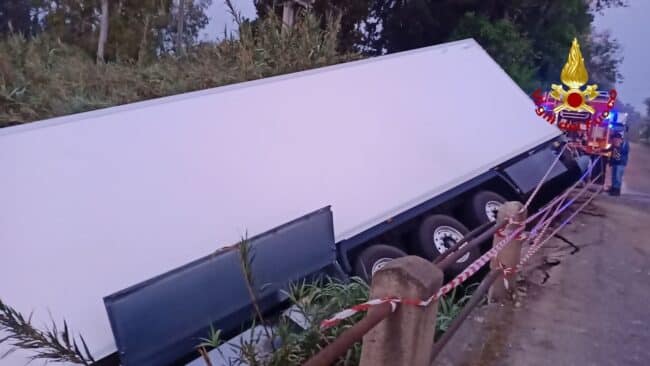 Incidente a Catania, tir fuori strada in Contrada Delfino: ferito il conducente, le FOTO
