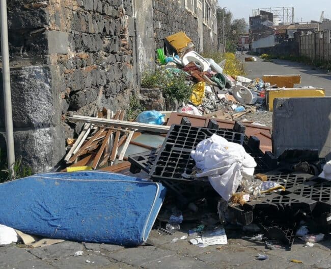 Discarica illegale in via Toledo, Saverino: “Chiudere la strada è sconfitta, stop pattumiera a cielo aperto”