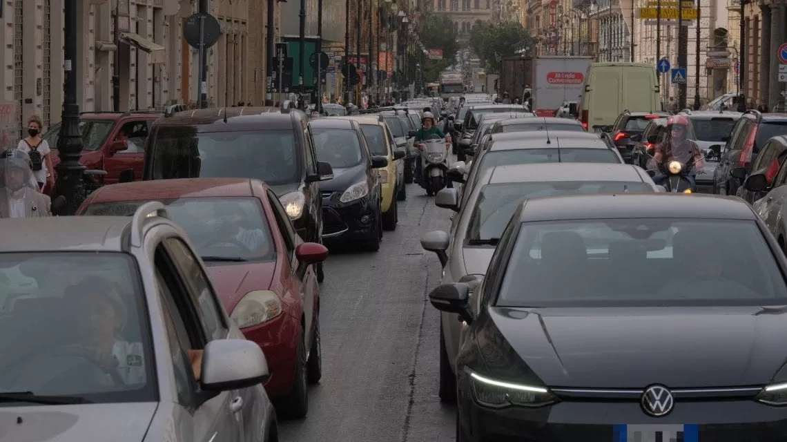 Palermo, 3 incidenti e un pedone investito: traffico impazzito per le riprese spot Red Bull