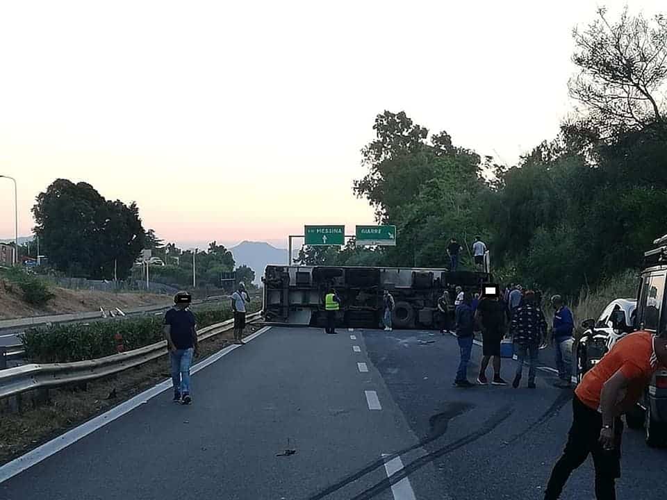 Incidente sulla Catania-Messina, camion si ribalta all’altezza di Giarre: traffico paralizzato