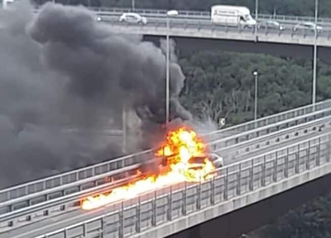 Fiamme sulla A20, auto prende fuoco: conducente in salvo, traffico in tilt e rallentamenti