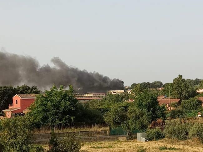Fiamme nel Catanese, scoppia incendio in una tipografia: vigili del fuoco sul posto, i primi DETTAGLI