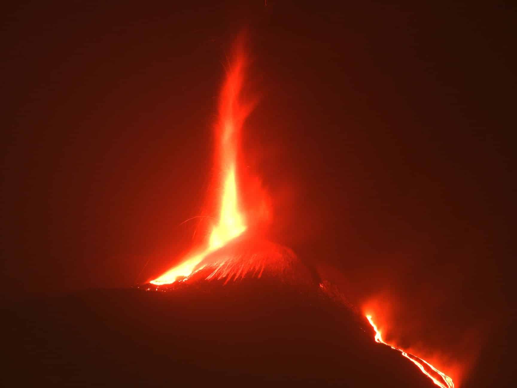 Etna dà nuovamente spettacolo: fontane di lava e attività stromboliana nella notte – FOTO