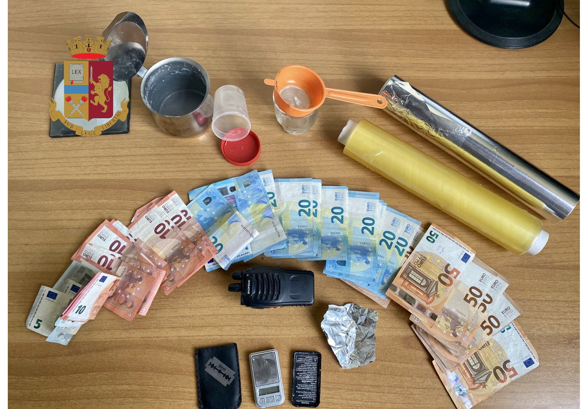 Spaccio di cocaina e crack, nei guai un 20enne siciliano: sequestrati anche 910 euro
