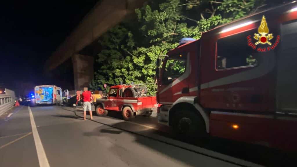 Incidente stradale a Letojanni, auto con 8 persone a bordo si ribalta: grave bimbo di 2 anni e il padre