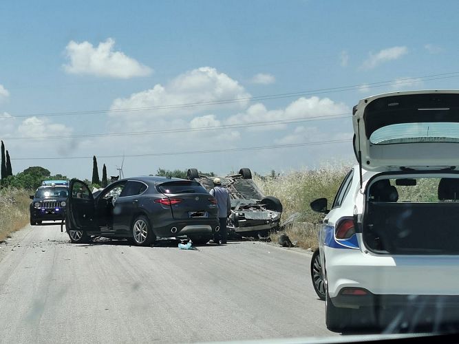 Grave incidente all’ora di punta, scontro tra Alfa Romeo e Mercedes: due feriti in ospedale