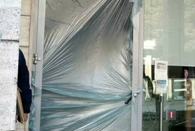 Distrutte a colpi di mazza le vetrine di negozi di Favara, atto vandalico o avvertimento?