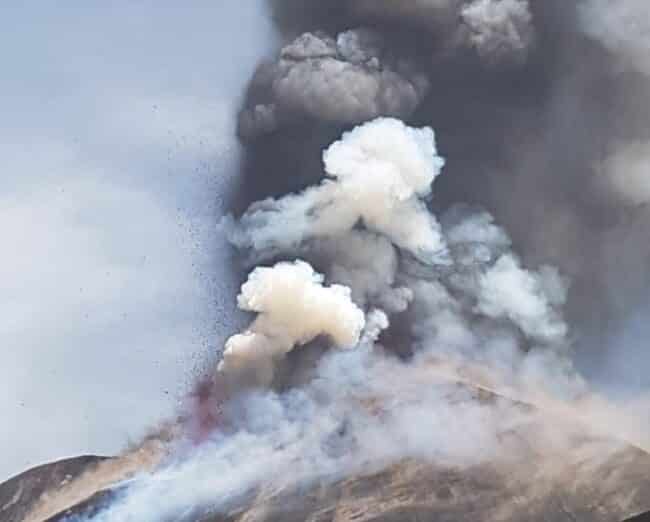 L’Etna non dà tregua, Ingv segnala nuova “forte emissione di cenere”. Nube spinta dal vento: i territori colpiti