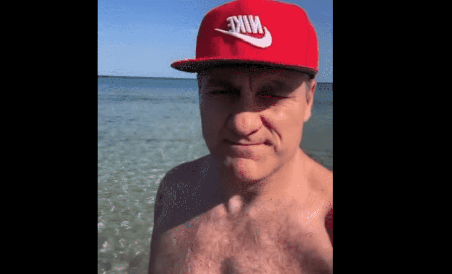 Bobo Vieri a San Lorenzo, il VIDEO in una spiaggia da sogno: “Sapete dove sono? In Sicilia”