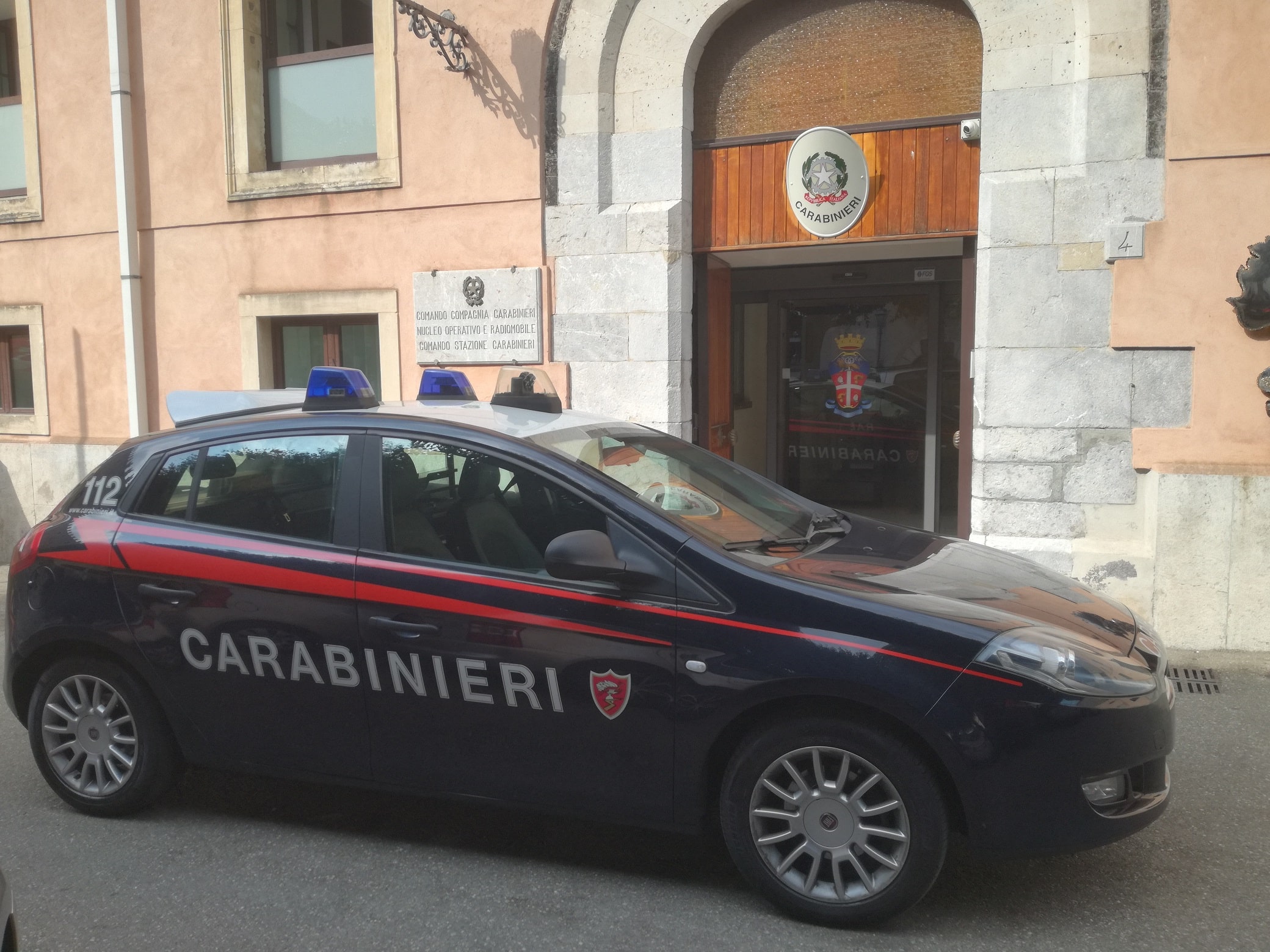 Fori di colpi d’arma da fuoco su un cancello insospettiscono i carabinieri: arrestato 46enne per detenzione illegale di arma clandestina