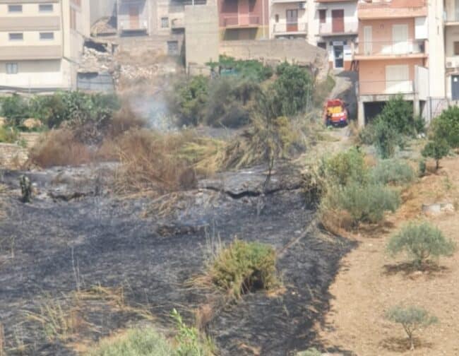 Si sente male mentre spegne le fiamme nel suo terreno, morto 84enne cardiopatico: inutili i soccorsi