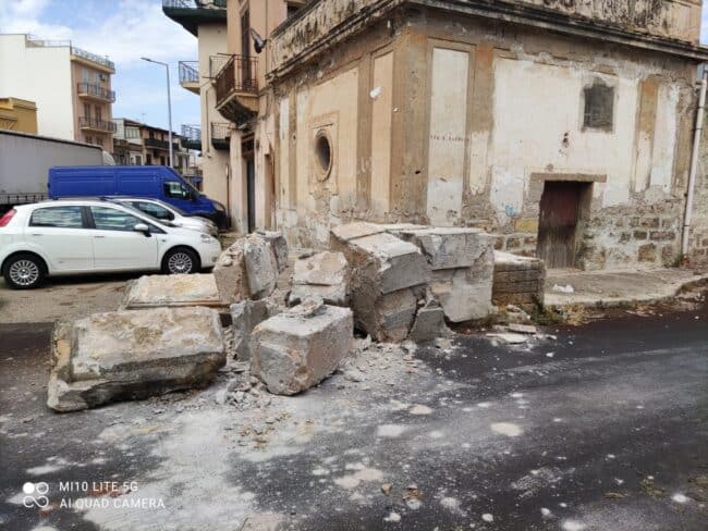 La manovra “maldestra” e il crollo del pilastro storico: macerie e controlli in via Sant’Isidoro
