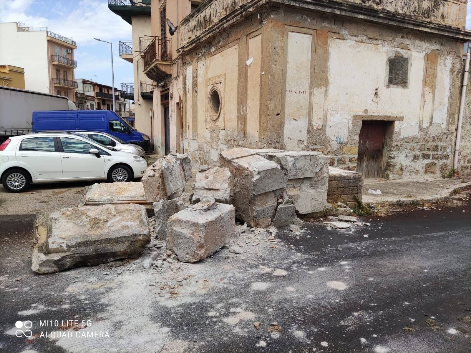 La manovra “maldestra” e il crollo del pilastro storico: macerie e controlli in via Sant’Isidoro