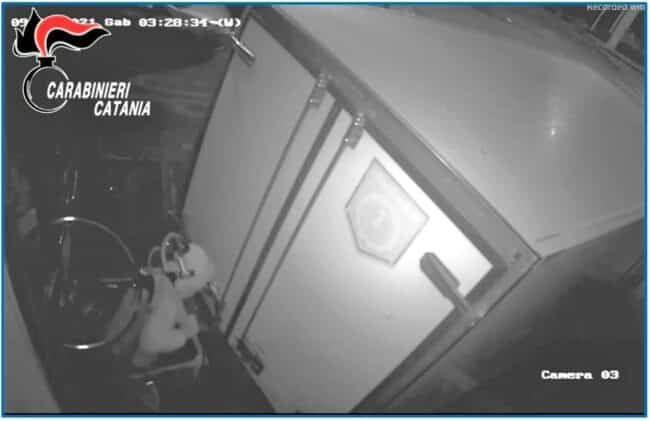 “Spaccata” nel Catanese, 3 malviventi in azione: 1 arresto, caccia ai complici – FOTO e VIDEO