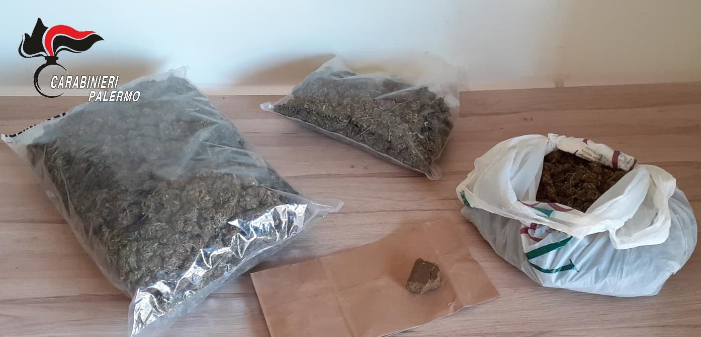 Pusher beccato con 3 chili di droga in casa abilmente nascosti dietro i mobili: 39enne ai domiciliari