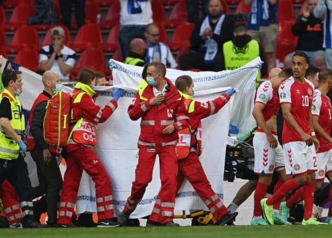Paura a Euro 2020, malore per Eriksen in Danimarca-Finlandia: calciatore sottoposto a massaggio cardiaco