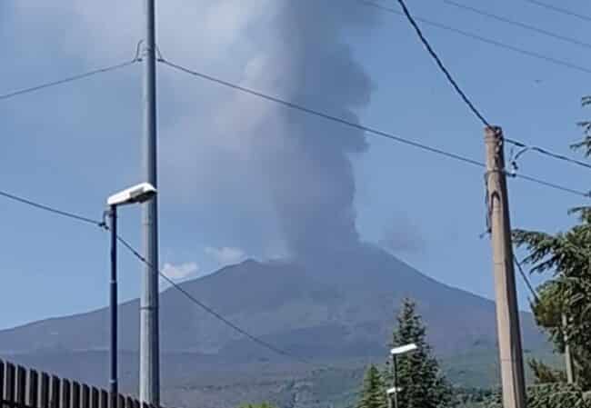 Etna, eruzioni senza sosta: nuova fontana di lava dal Cratere di Sud-Est, si alza la nube di cenere
