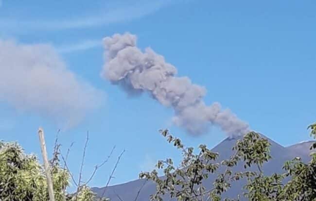 Etna, ancora attività stromboliana dal Cratere di Sud-Est. Ingv: “Emissione di cenere in corso”