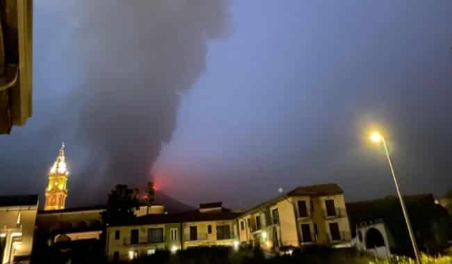 Etna, conclusa l’eruzione del sabato sera. Operativo l’aeroporto di Catania dopo lo stop per cenere