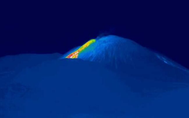 Etna, cambia ancora il quadro eruttivo: “Diminuisce l’attività esplosiva, resta il trabocco lavico”