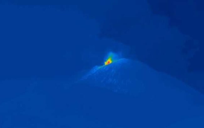 Etna, ancora attività stromboliana dal Cratere di Sud-Est: emissione di cenere in corso – I DETTAGLI