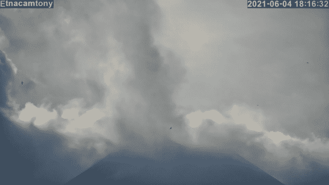 Forti boati nel Catanese, l’Etna ricorda la “presenza” alla popolazione: cresce l’eruzione – VIDEO