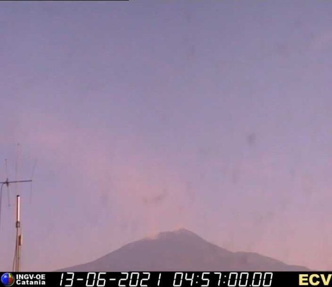 Etna, attività stromboliana con lava e cenere “rallegra” il sabato sera: l’aggiornamento dell’Ingv