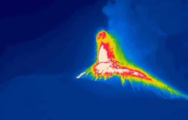 Etna, la tregua è già finita: nella notte ancora fontane di lava e cenere dal Cratere di Sud-Est