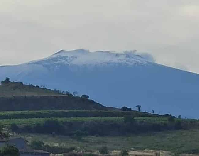 Estate in arrivo, ma sull’Etna c’è ancora la neve: cima “imbiancata” per il vulcano