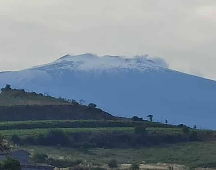 Estate in arrivo, ma sull’Etna c’è ancora la neve: cima “imbiancata” per il vulcano