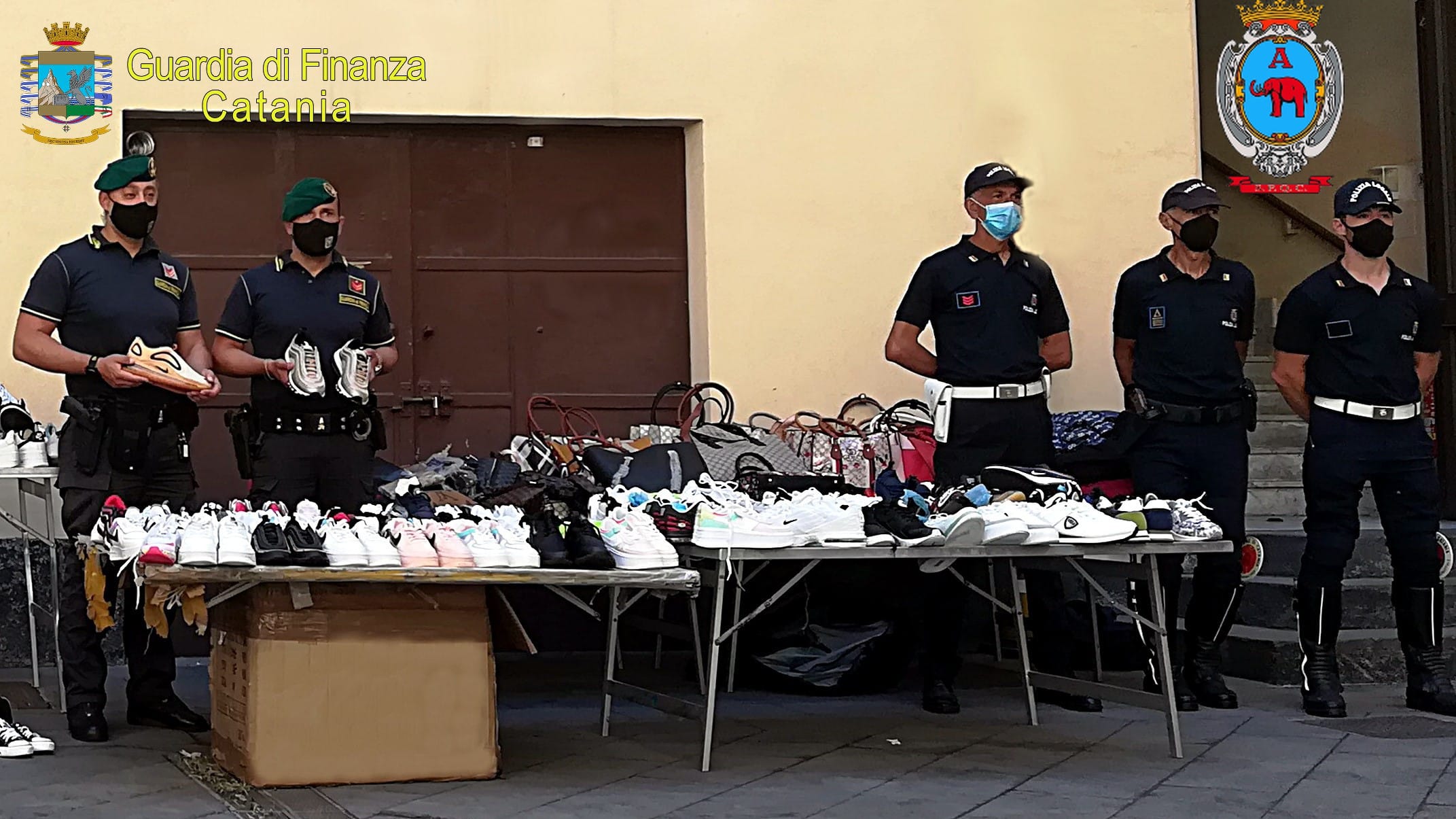 Catania, maxi sequestro di merce contraffatta: extracomunitari fuggono via