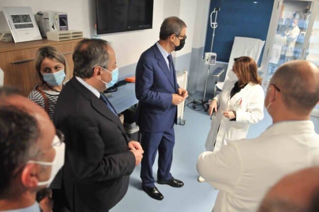 Nello Musumeci in visita all’ospedale di Caltagirone: “Nonostante la carenza di personale forniscono ogni servizio”