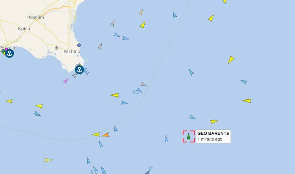 Migranti, la nave Geo Barents si avvicina alla Sicilia e chiede aiuto: “Necessarie cure mediche”
