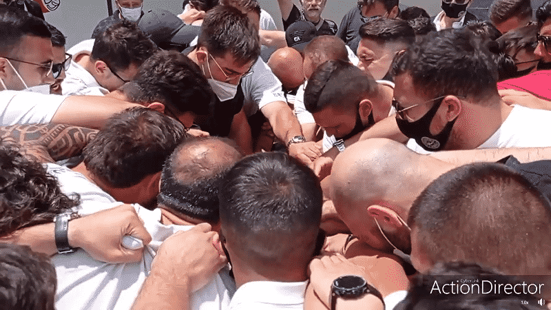 Funerali Ezio Vittorio, le mani sulla bara e l’urlo d’incitamento: l’Amatori Catania Rugby unita nel ricordo – VIDEO