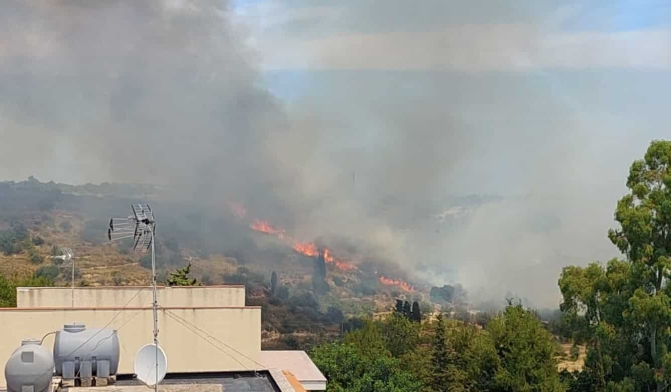 Ancora fiamme alte in Sicilia, incendio in un’area collinare: vigili del fuoco sul posto