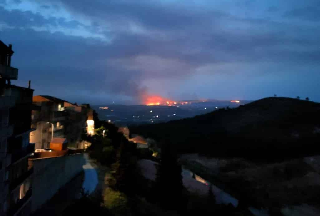 Brucia ancora la Sicilia, vasto incendio illumina la notte: vigili del fuoco in lotta con le fiamme
