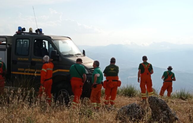 Ennesimo inferno di fuoco in Sicilia, brucia monte Catalfano: macchia mediterranea in cenere