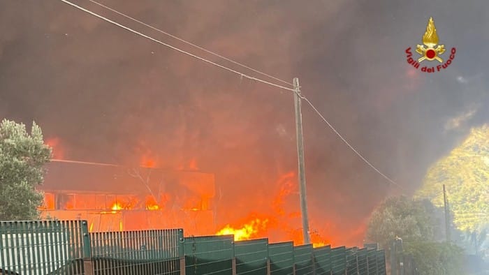 Vasto incendio in Sicilia, in fiamme deposito di carta e plastica: nube tossica nell’aria