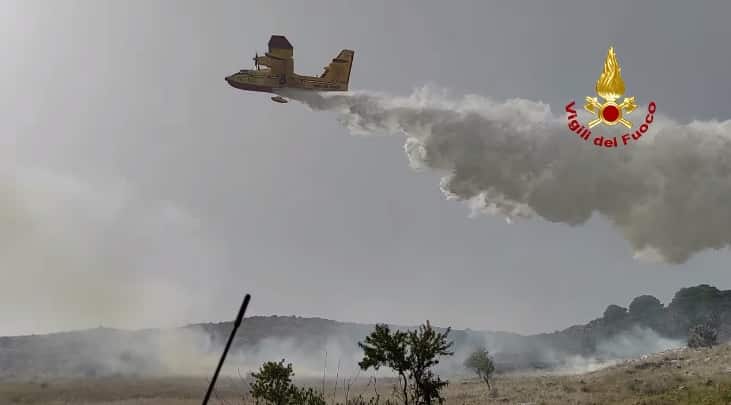 Ancora incendi in Sicilia, in fiamme un’area boschiva: canadair ed elicotteri in azione – VIDEO