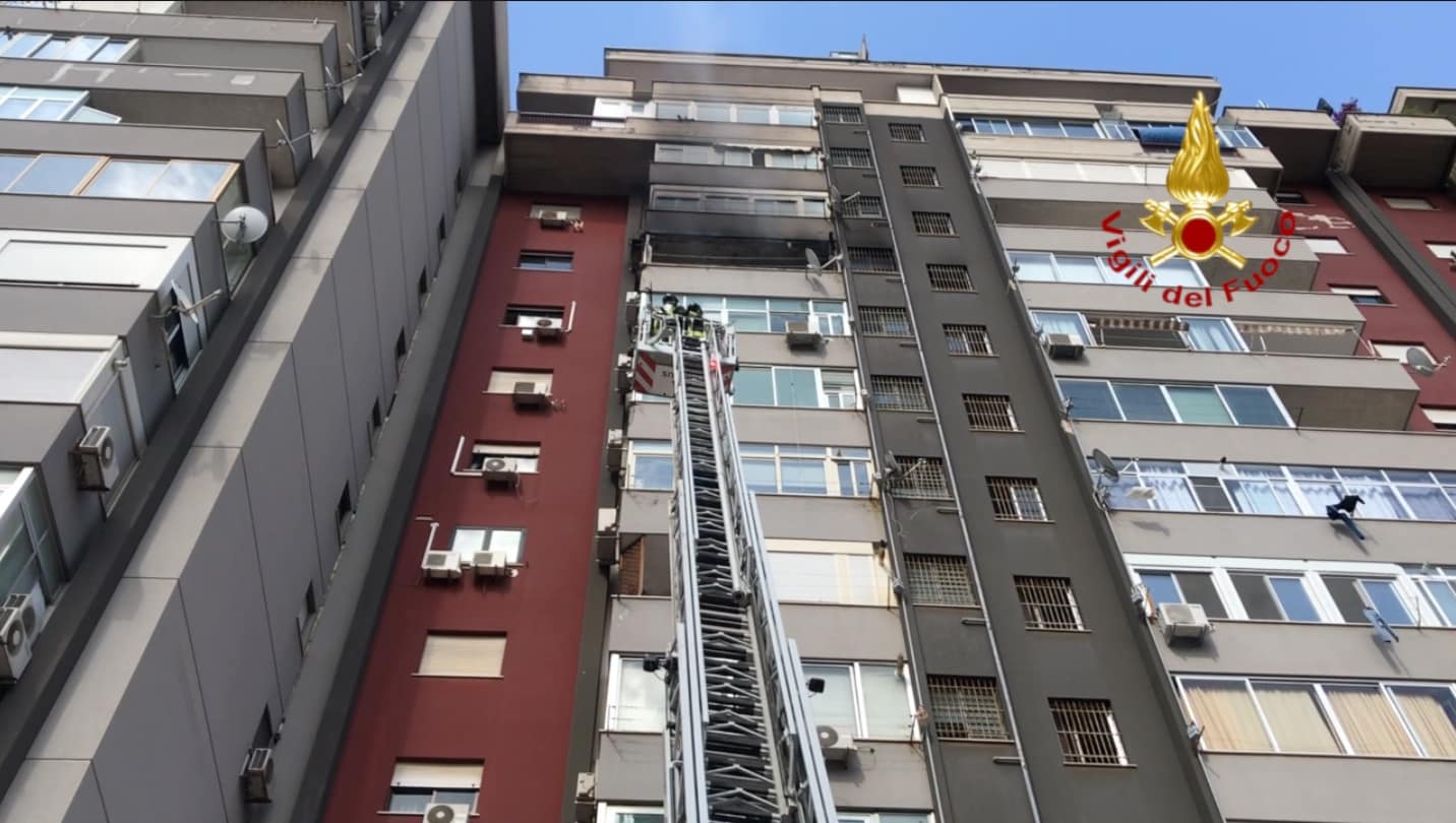 Incendio al decimo piano in Sicilia, domate le fiamme dai vigili del fuoco: cinque squadre al lavoro – VIDEO