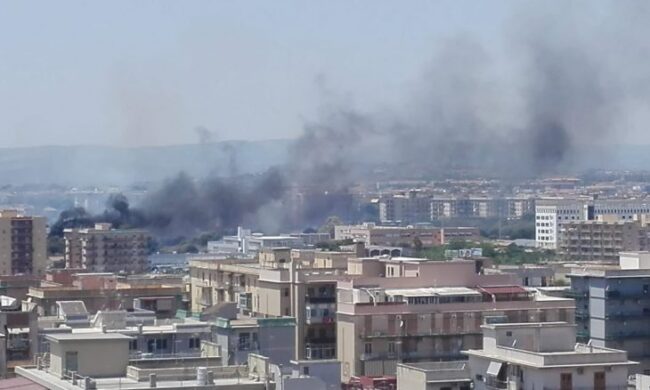 Nube di fumo e fiamme, incendio minaccia la parte alta della città: pompieri in azione