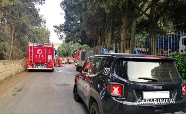 Emergenza incendi in Sicilia, brucia la pineta comunale: maxi intervento per domare le fiamme