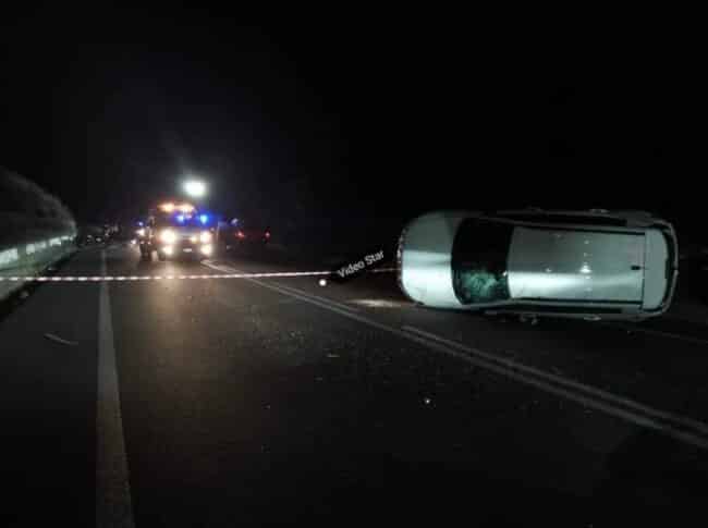 Incidente nel Catanese, colpisce due macchine e poi si ribalta in mezzo alla strada: auto distrutte – le FOTO dello schianto