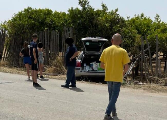 Auto sbanda, madre e figlia piccola contro gli alberi. Paura per la bimba: ambulanza sul posto