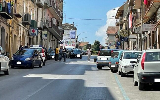 Poliziotti investono carabiniere fuori servizio in moto: ferito il centauro, mezzi danneggiati – FOTO