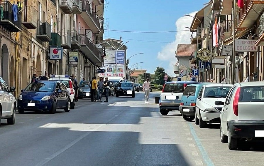 Poliziotti investono carabiniere fuori servizio in moto: ferito il centauro, mezzi danneggiati – FOTO